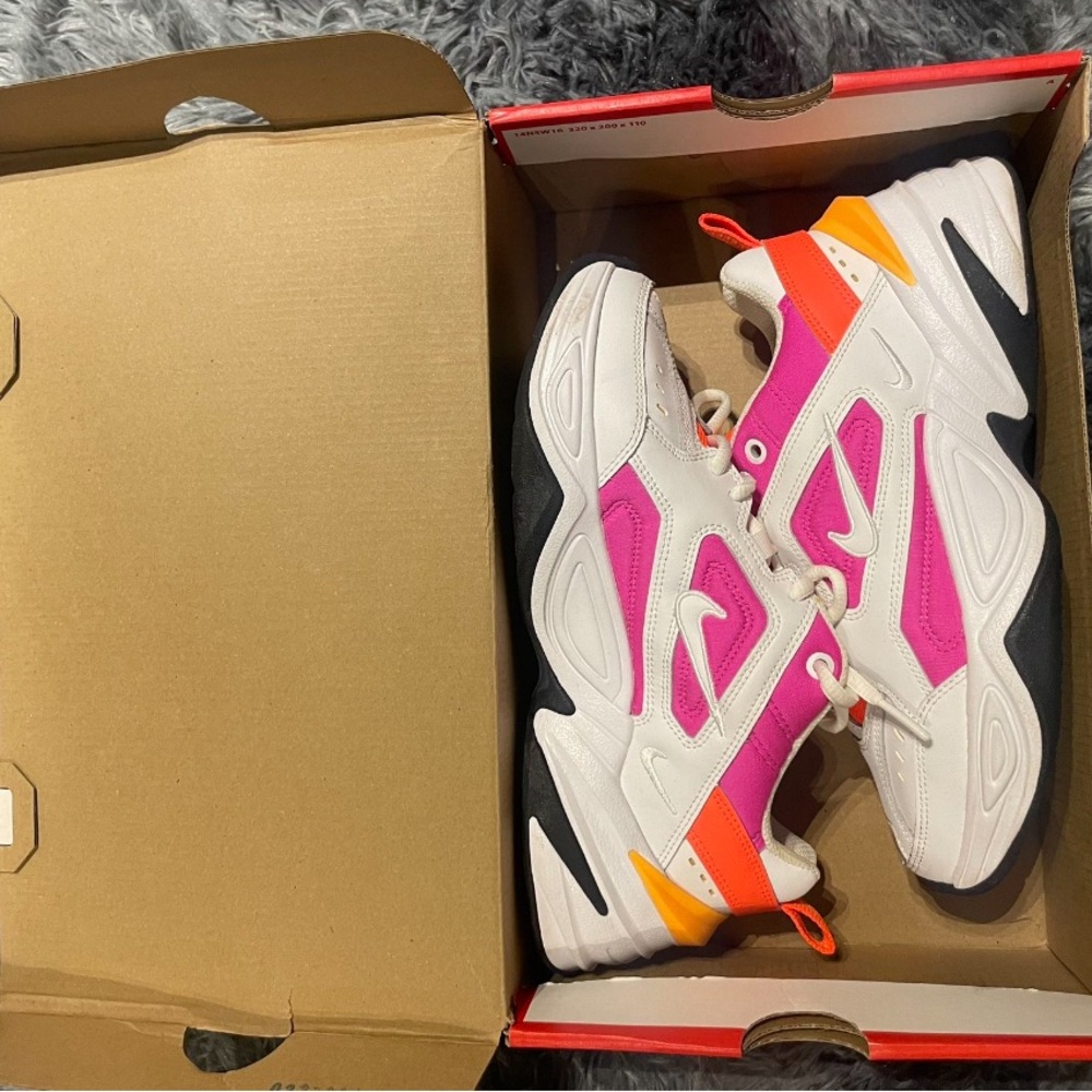 Brand new Nike sneakers. Worn 1x. Size 7